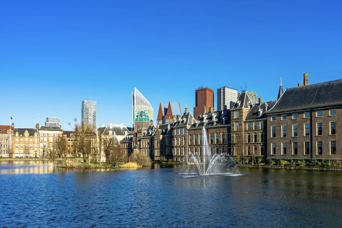 Het Binnenhof aan de Hofvijver in Den Haag met de fontein en hoogbouw op de achtergrond