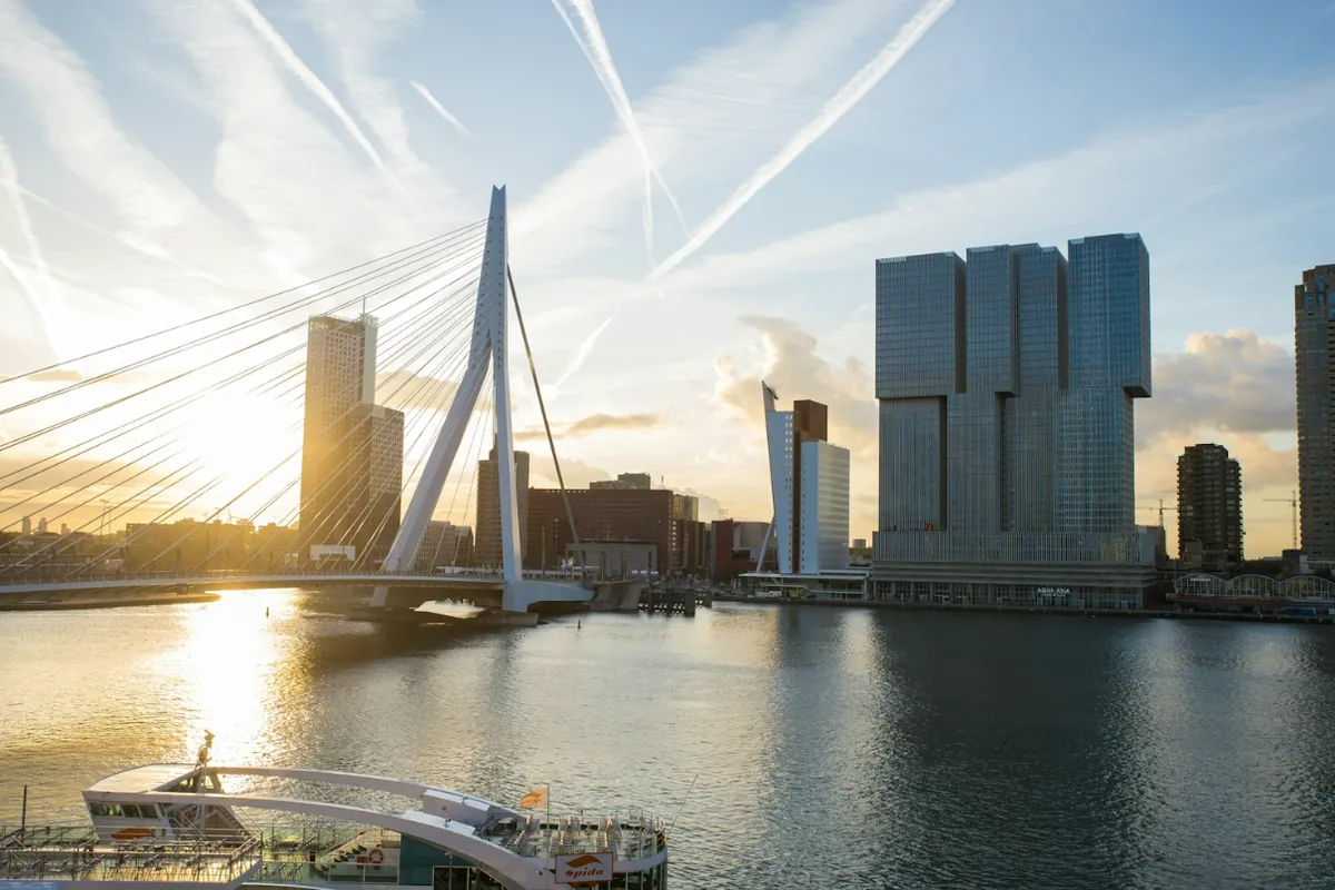 De Erasmusbrug en De Rotterdam aan de Maas in Rotterdam bij zonsondergang
