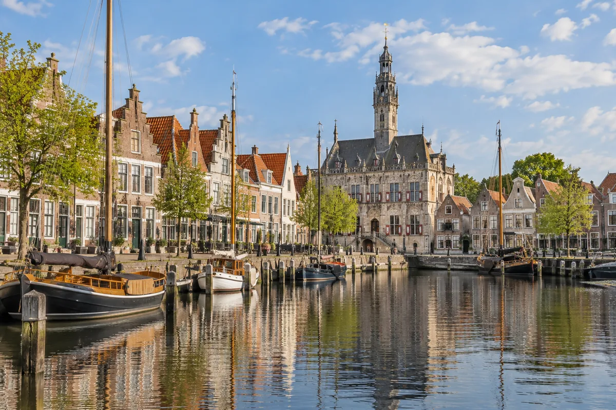 Historisch Zeeuws stadje met een stadhuis, een haventje en oude gevels
