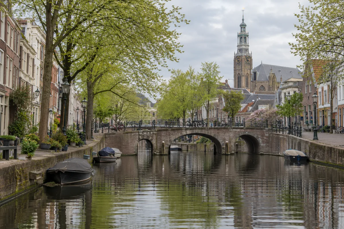 Historische gracht met bruggen en oude herenhuizen in een stad in Zuid-Holland