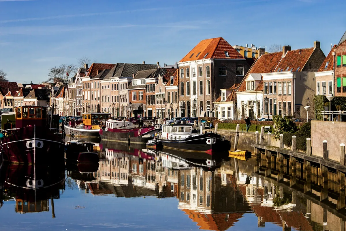 Historische grachtenpanden en aangemeerde schepen langs de Thorbeckegracht in Zwolle