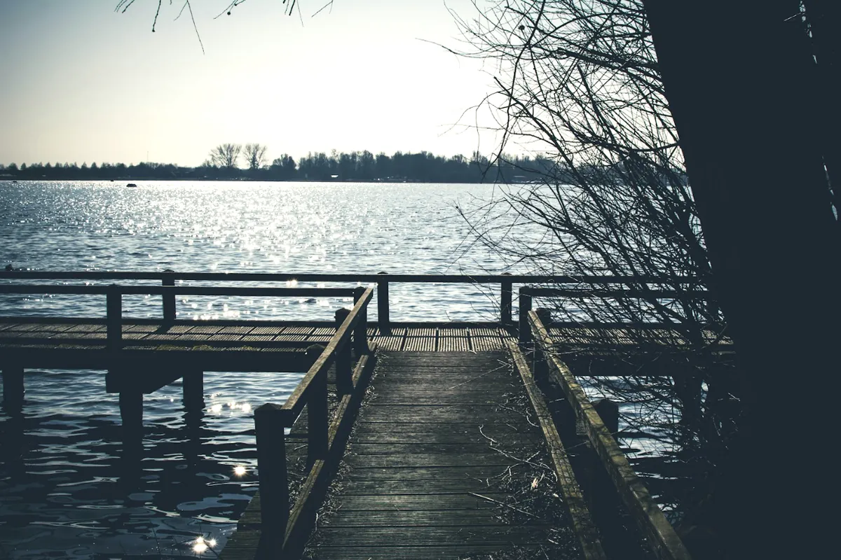 Een houten steiger aan de Zoetermeerse Plas in Zoetermeer