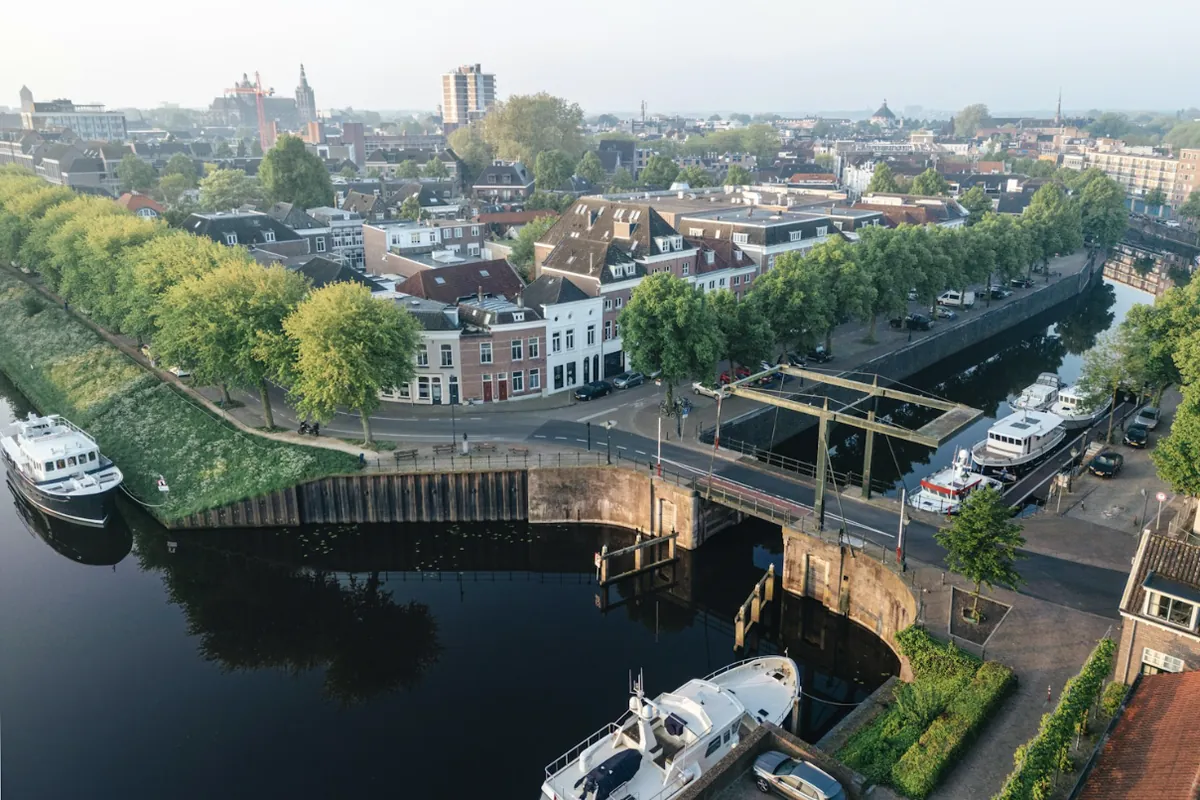 Luchtfoto van 's-Hertogenbosch met een ophaalbrug, aangemeerde boten en de binnenstad