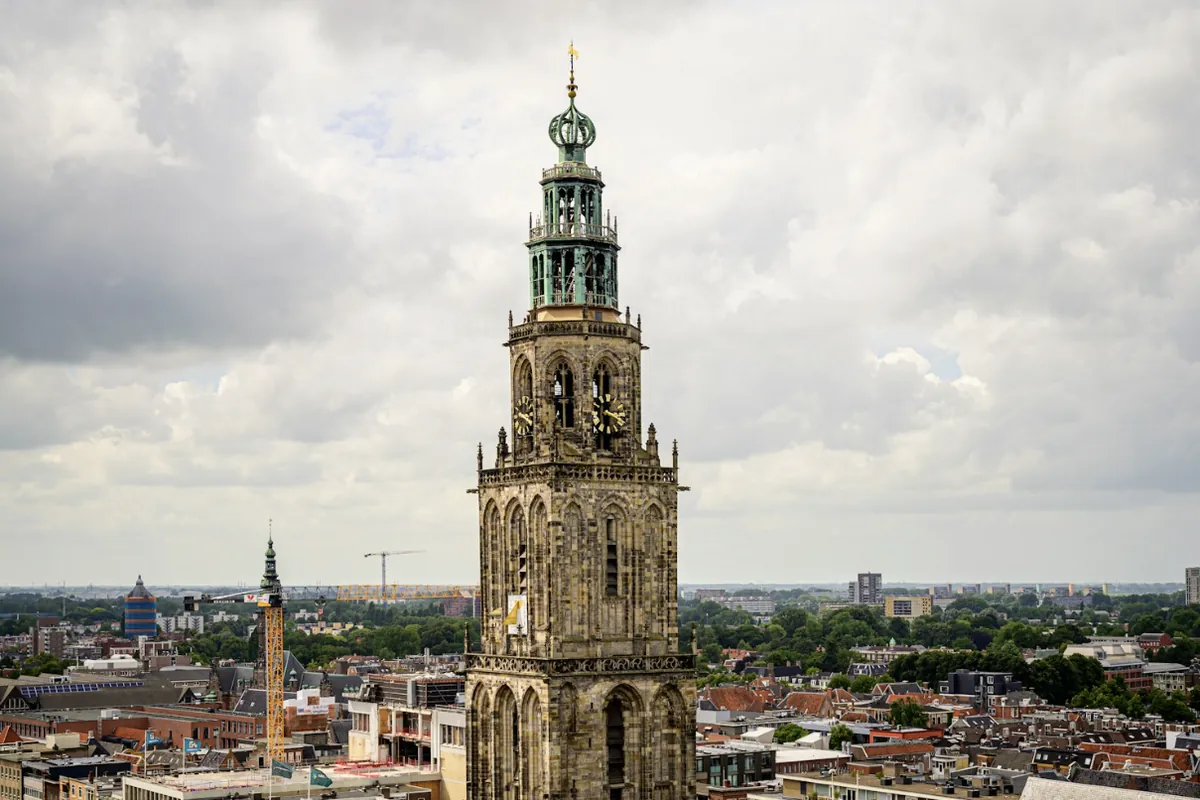 De Martinitoren boven de daken van de binnenstad van Groningen