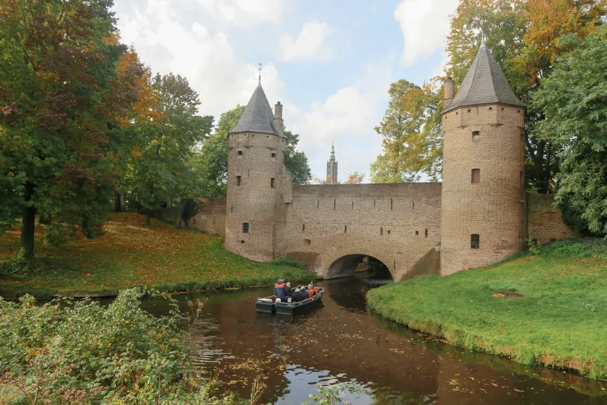 De Monnikendam, een middeleeuwse waterpoort in Amersfoort, met de Onze Lieve Vrouwetoren op de achtergrond