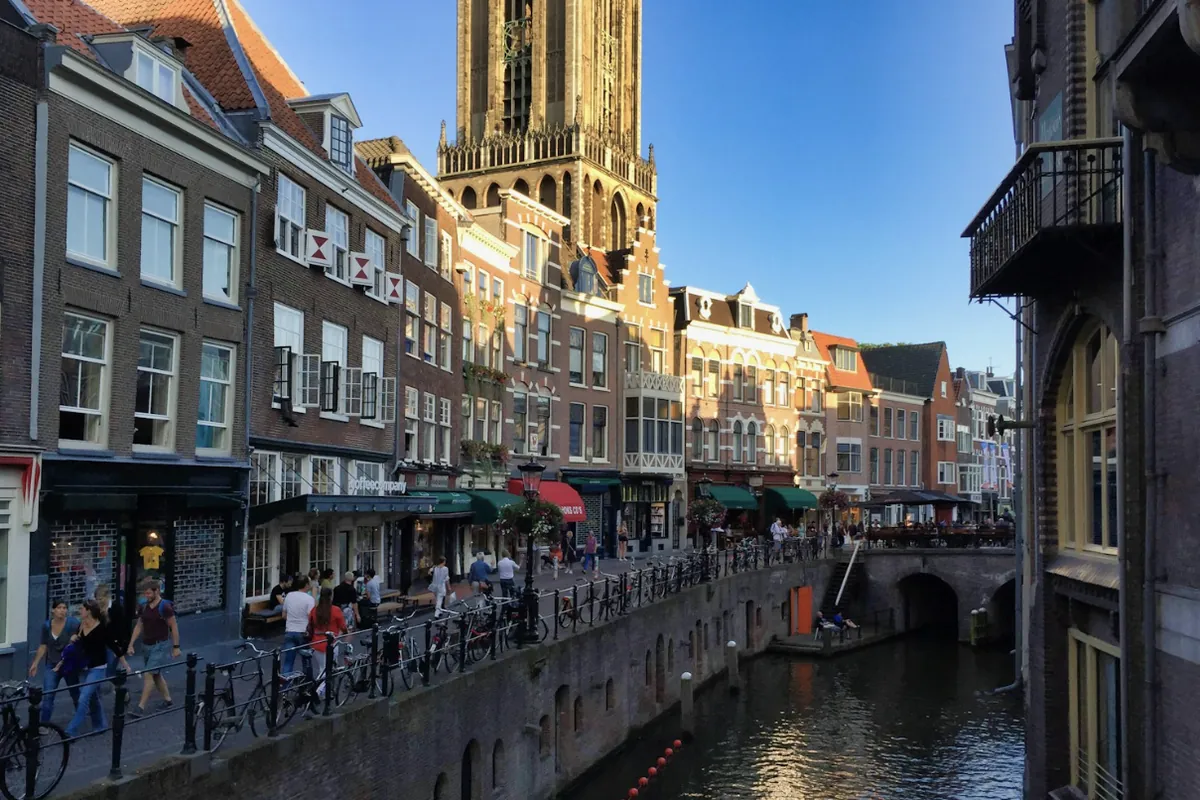 De Oudegracht in Utrecht met de werven, grachtenpanden en de Domtoren