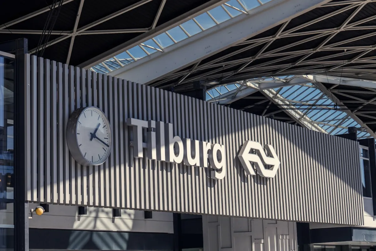 Het station van Tilburg met de klok en de stalen overkapping