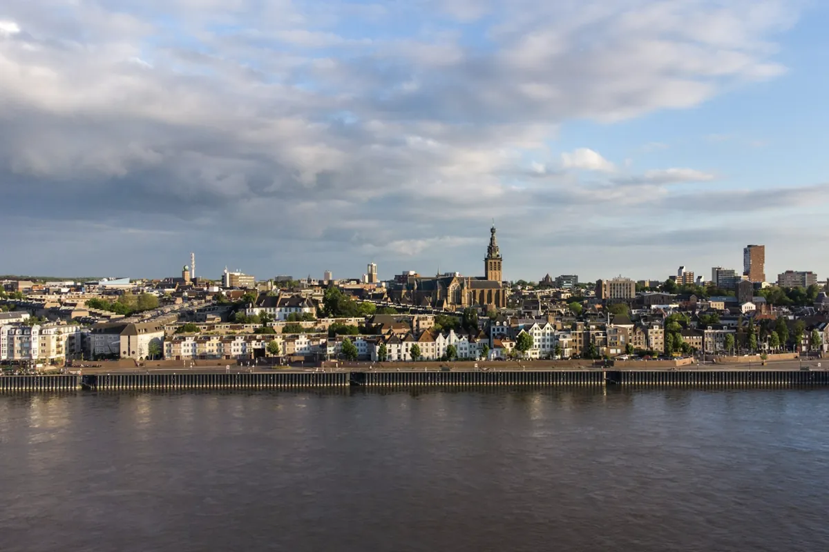 De Waalkade en de binnenstad van Nijmegen met de Stevenskerk, gezien vanaf de overkant van de Waal
